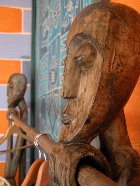 Global Village Travellers Lodge Greymouth Chambre photo African masks