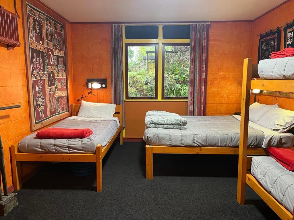 Global Village Travellers Lodge Greymouth Extérieur photo A typical dorm room at a hostel
