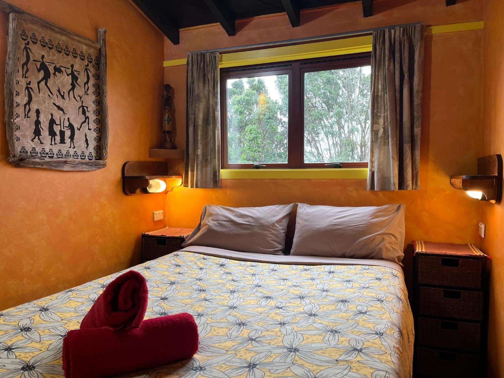 Global Village Travellers Lodge Greymouth Extérieur photo A bedroom at the Treehouse