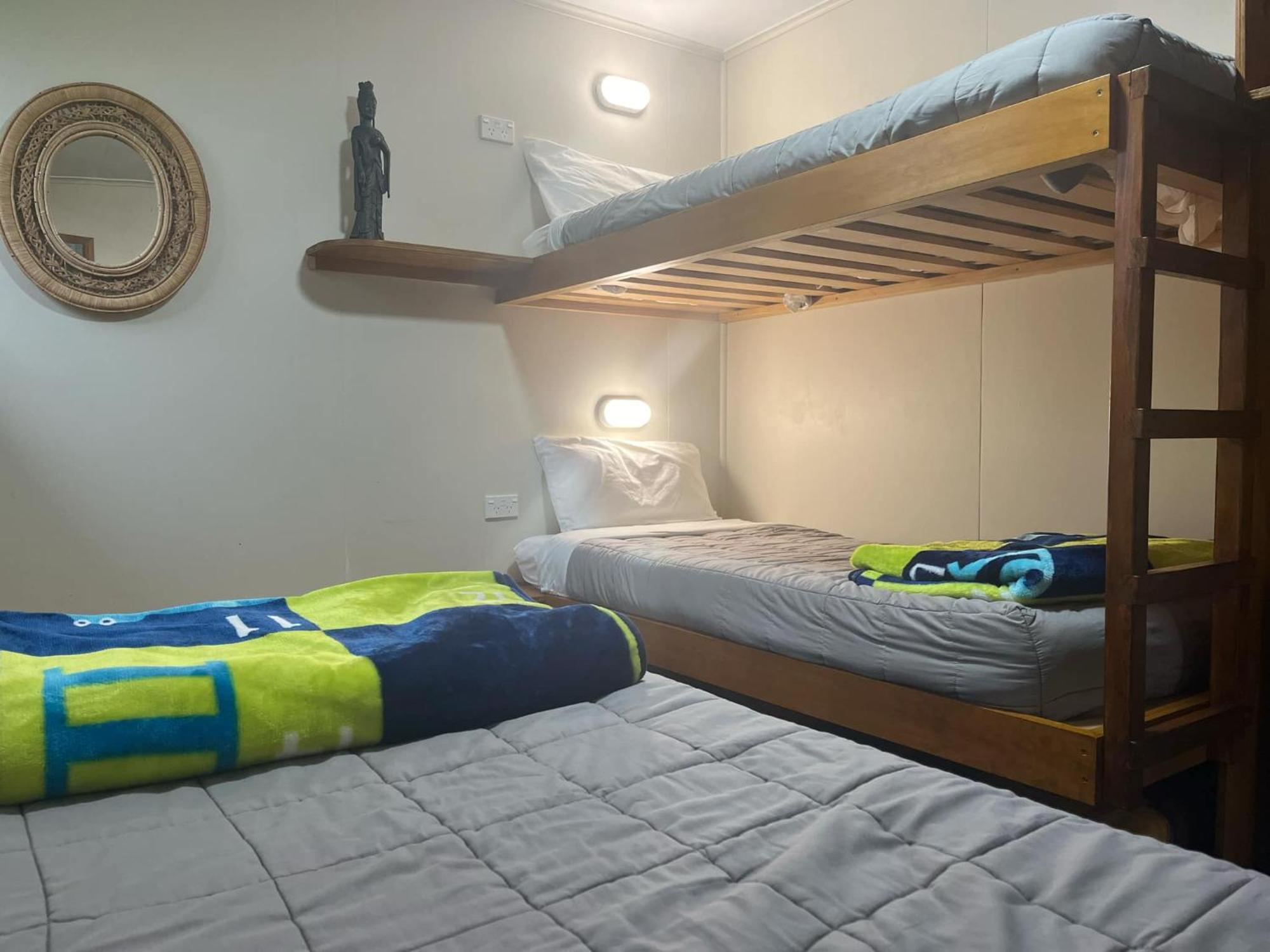 Global Village Travellers Lodge Greymouth Extérieur photo A bunk bed with a double bed underneath