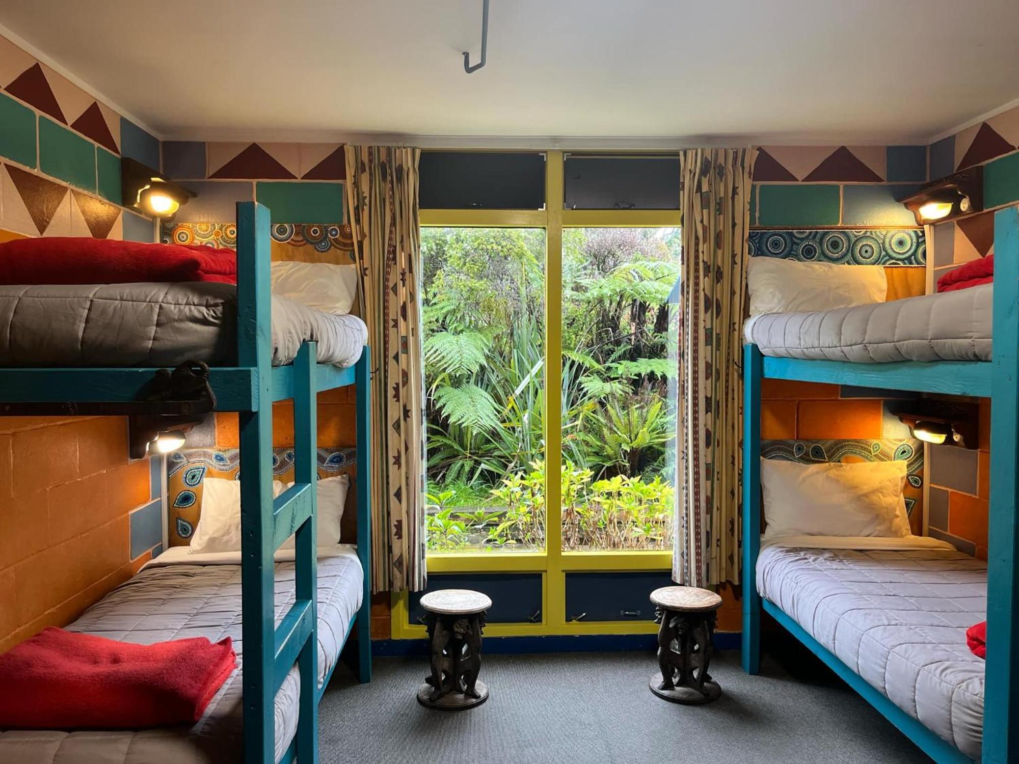 Global Village Travellers Lodge Greymouth Extérieur photo A room at the hostel