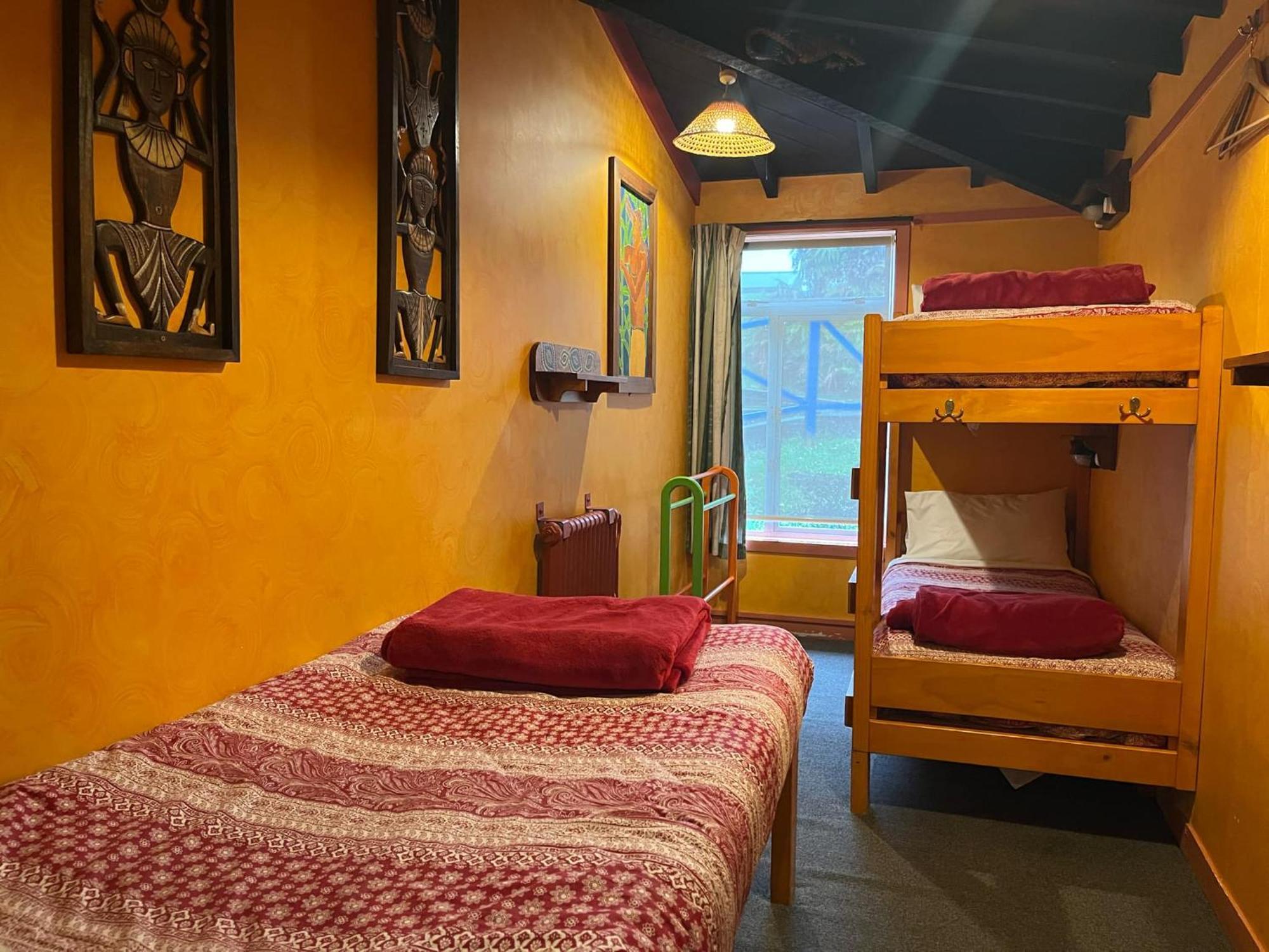 Global Village Travellers Lodge Greymouth Extérieur photo A typical hostel room
