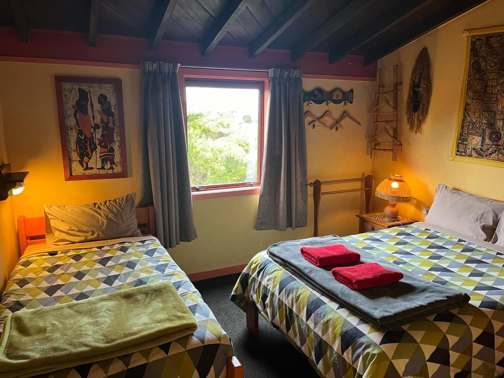 Global Village Travellers Lodge Greymouth Extérieur photo A room at the hostel