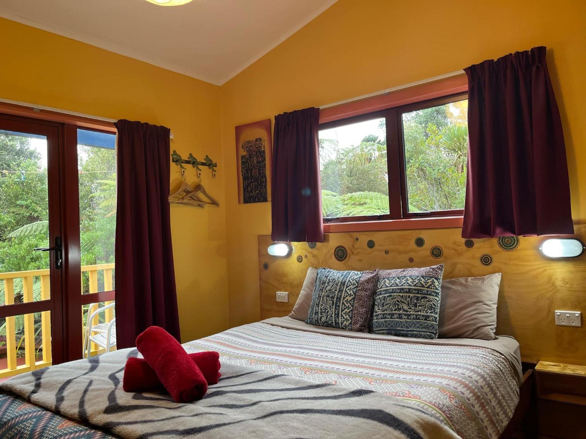 Global Village Travellers Lodge Greymouth Extérieur photo A bedroom at the lodge