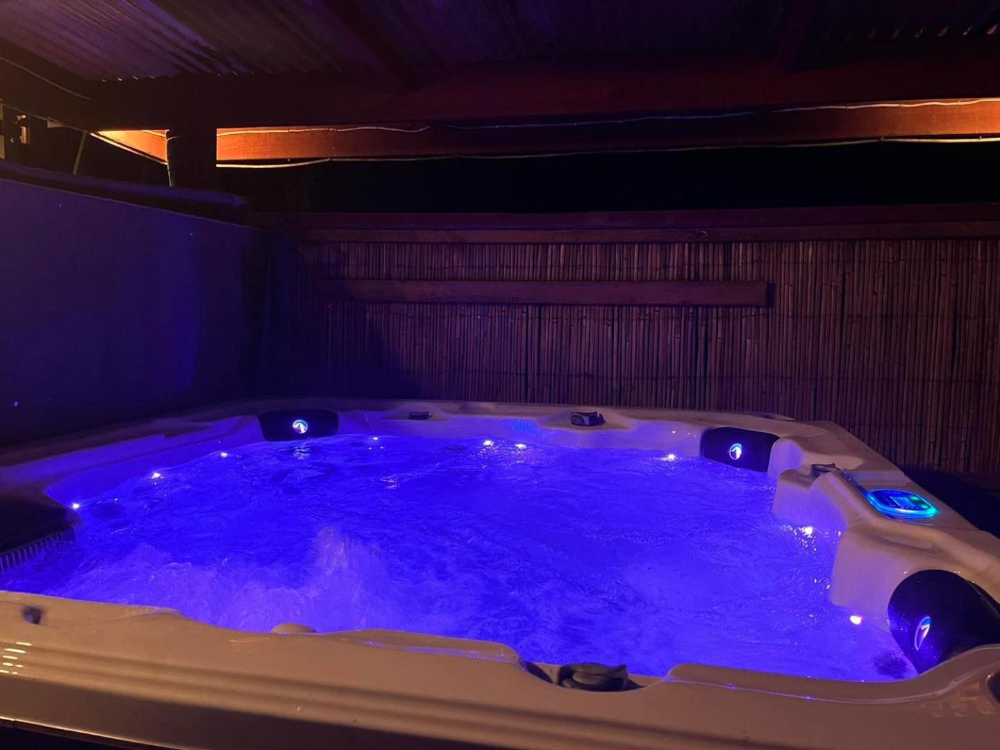 Global Village Travellers Lodge Greymouth Extérieur photo A hot tub with blue lighting