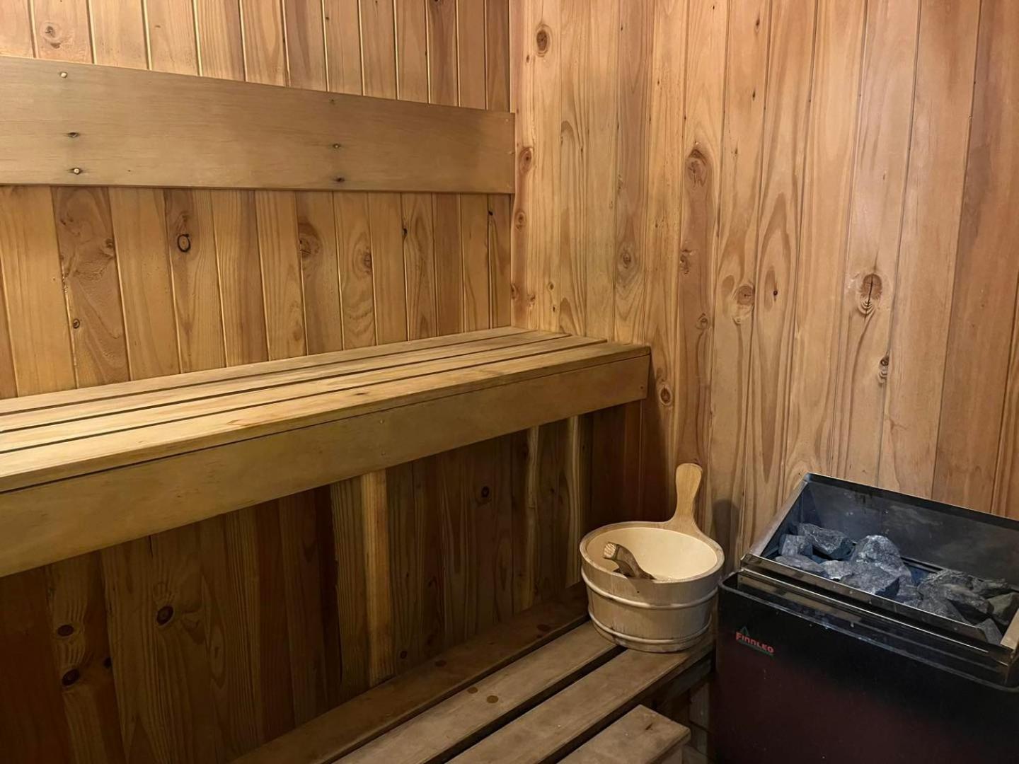 Global Village Travellers Lodge Greymouth Extérieur photo Interior of a Finnish sauna