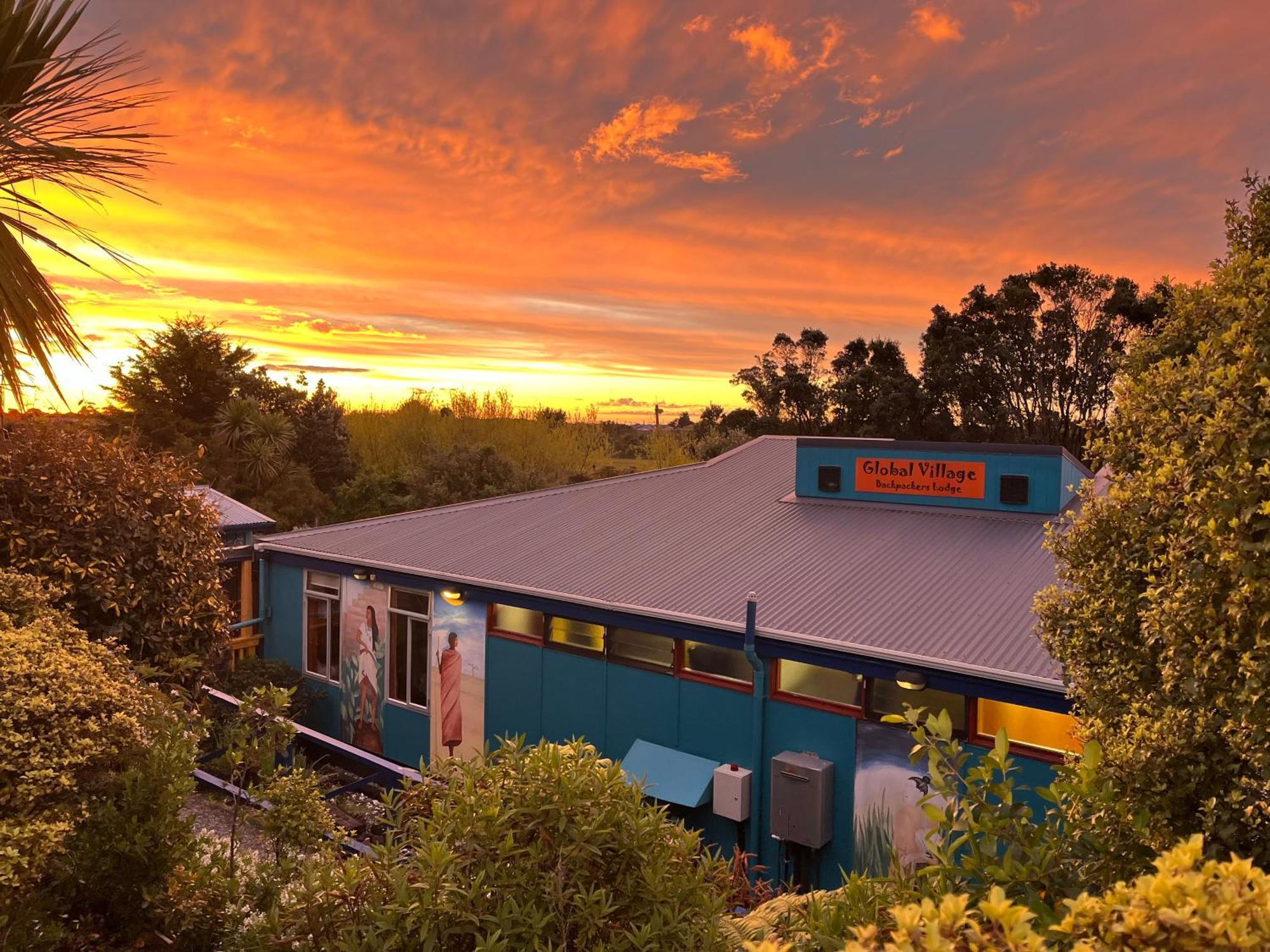 Global Village Travellers Lodge Greymouth Extérieur photo The Village Theatre