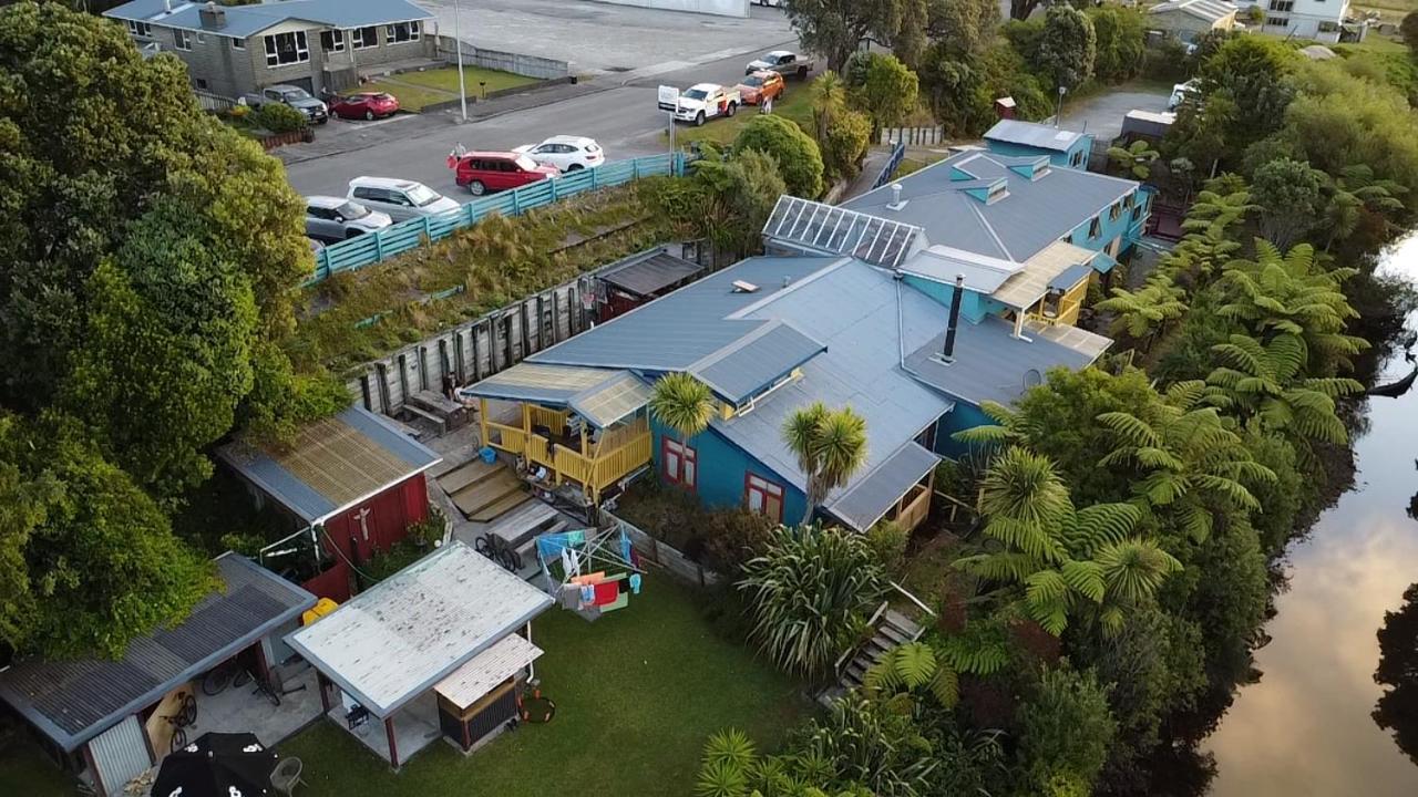 Global Village Travellers Lodge Greymouth Extérieur photo Aerial view of the school