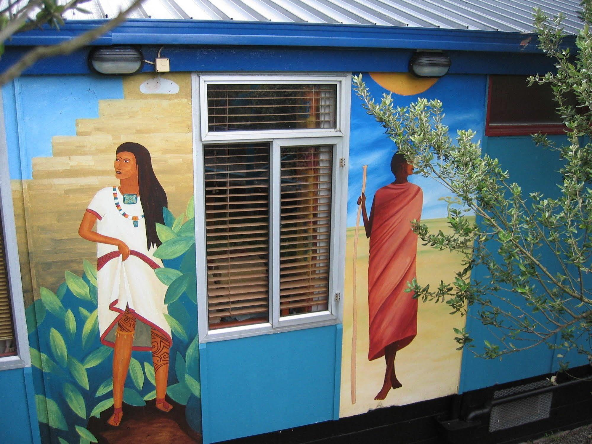 Global Village Travellers Lodge Greymouth Extérieur photo Mural at the International Center