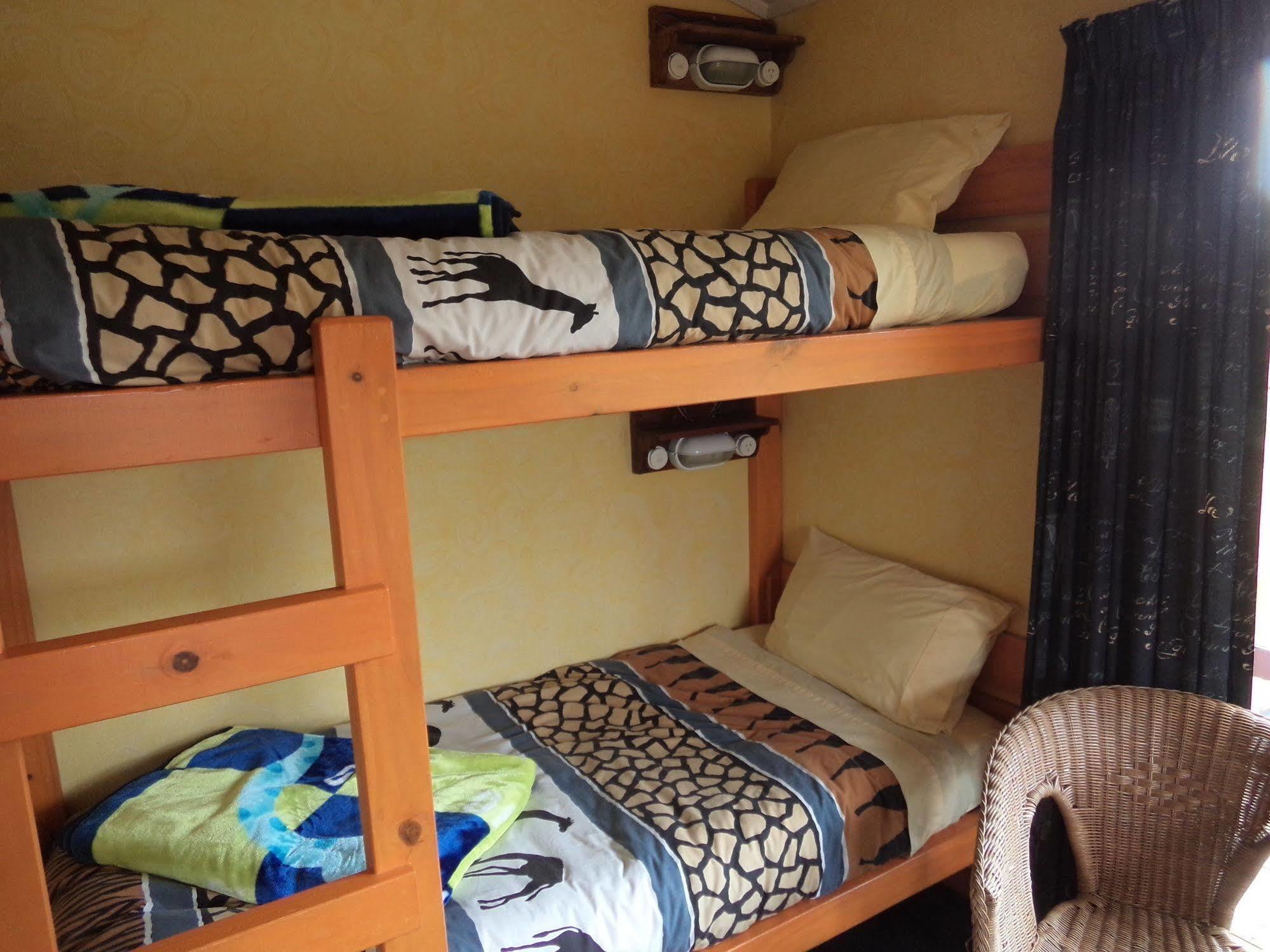 Global Village Travellers Lodge Greymouth Extérieur photo A bunk bed