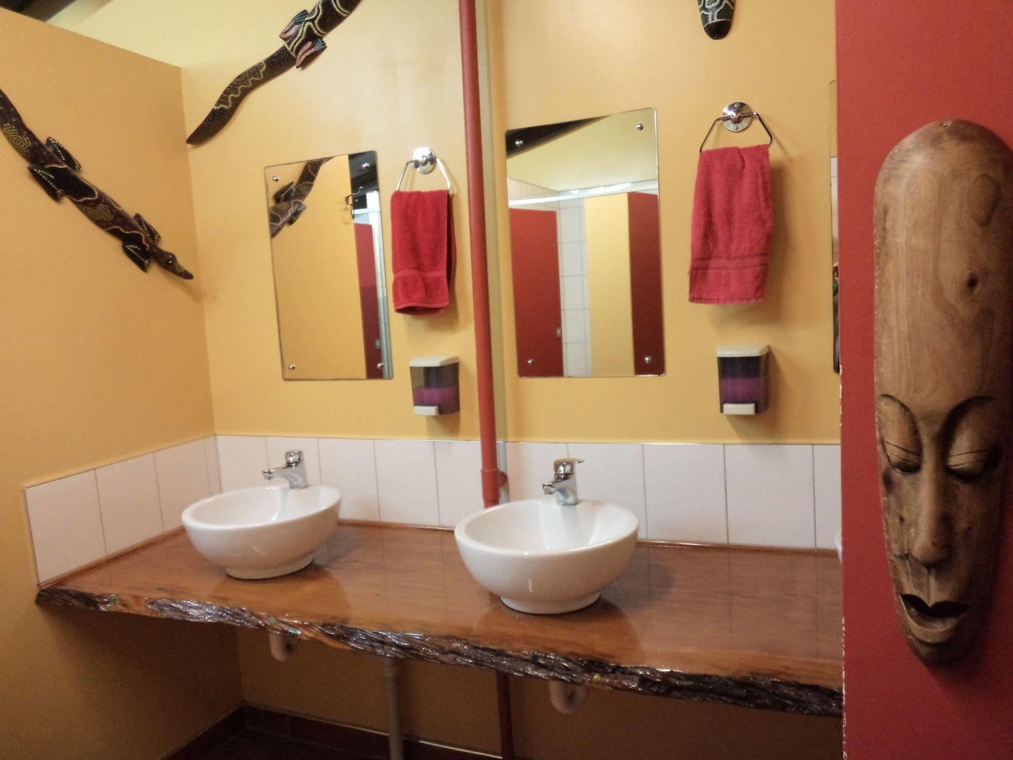 Global Village Travellers Lodge Greymouth Extérieur photo Bathroom at the hotel