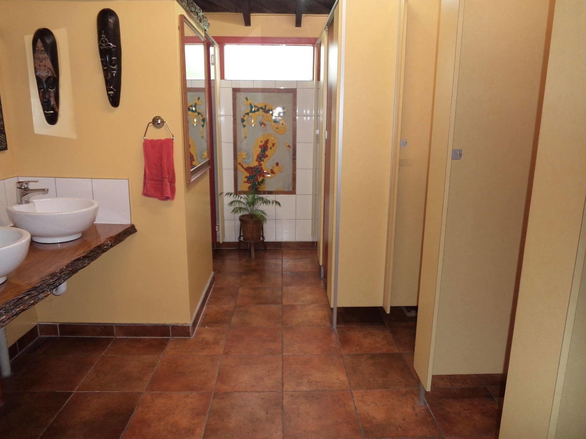 Global Village Travellers Lodge Greymouth Extérieur photo A shower room