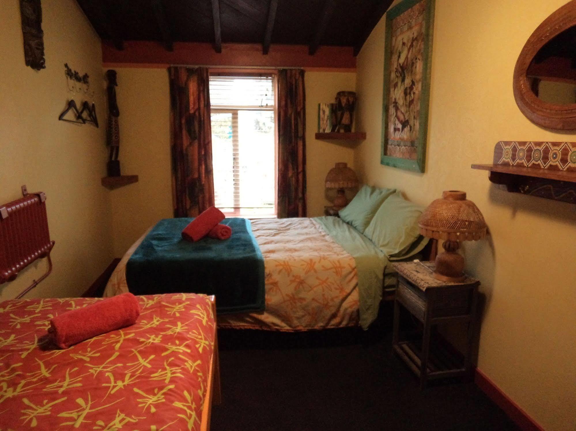 Global Village Travellers Lodge Greymouth Extérieur photo A bedroom at the hotel