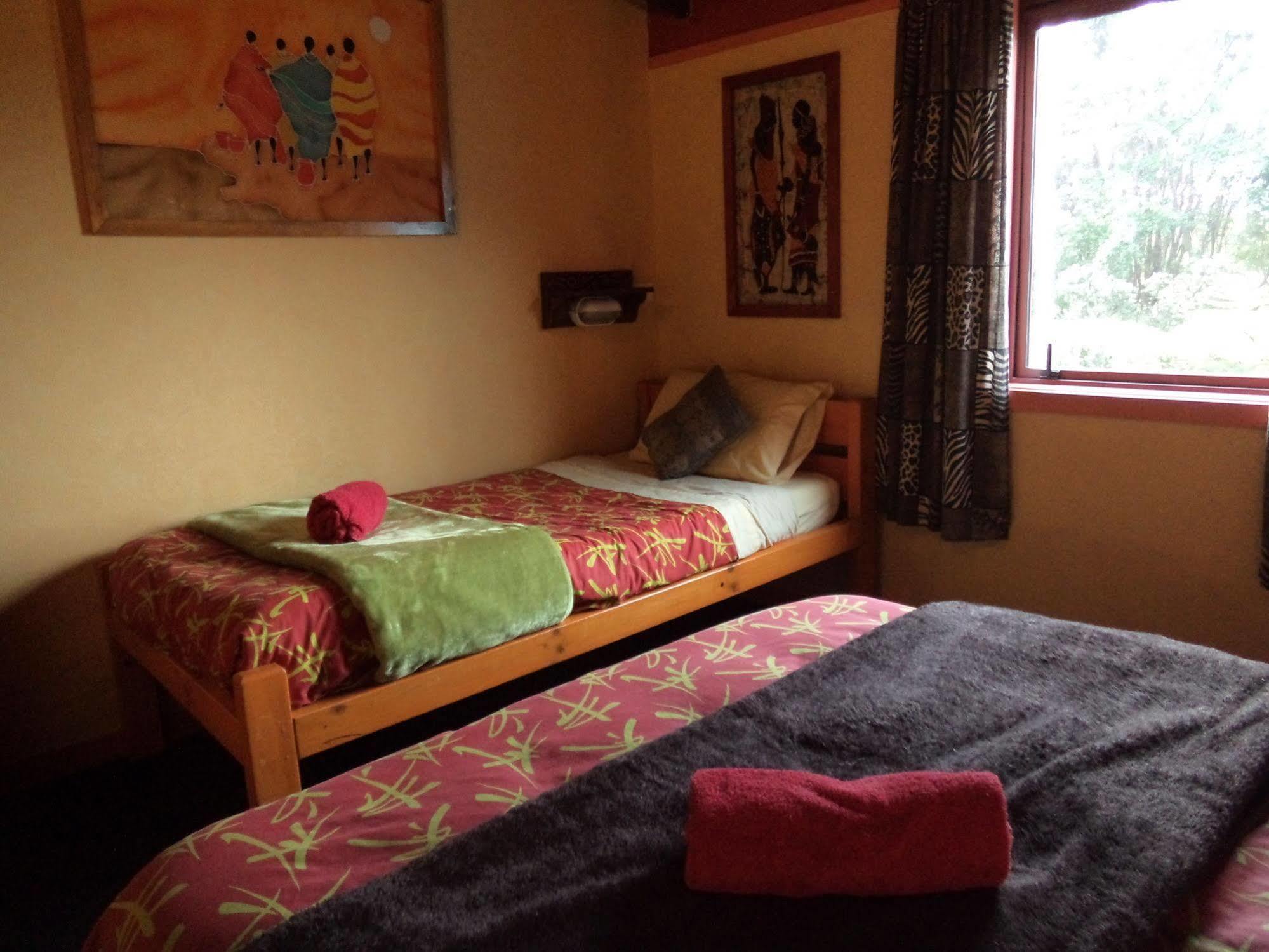 Global Village Travellers Lodge Greymouth Extérieur photo A room at the lodge