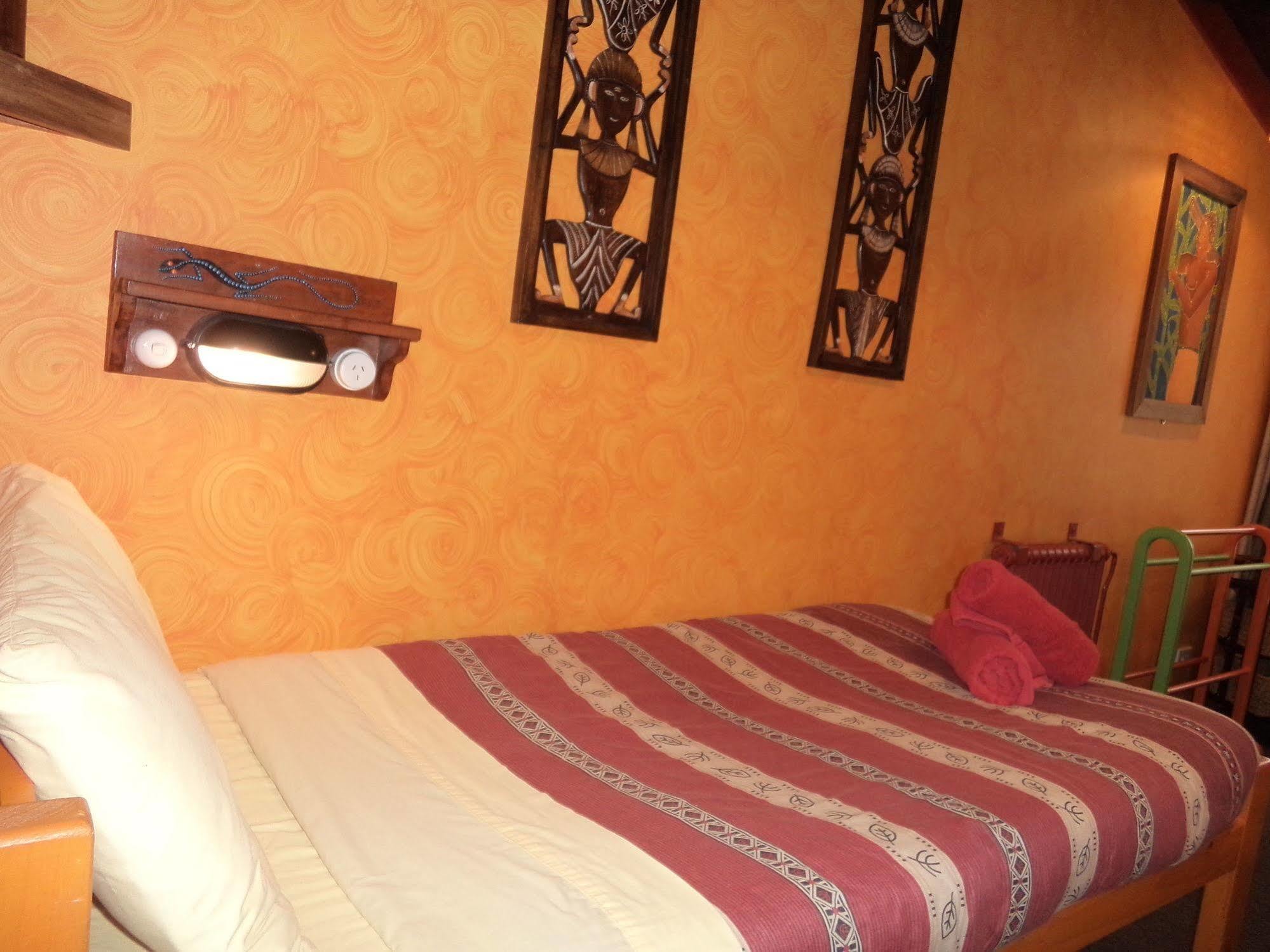Global Village Travellers Lodge Greymouth Extérieur photo A room at the hotel