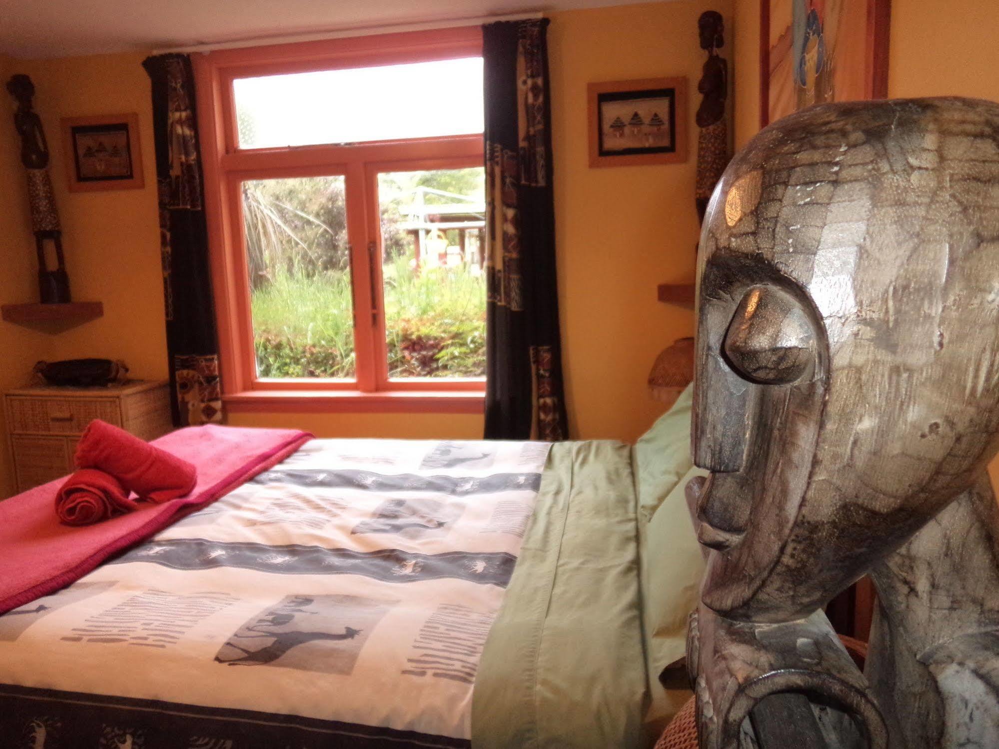 Global Village Travellers Lodge Greymouth Extérieur photo The bedroom at the Treehouse