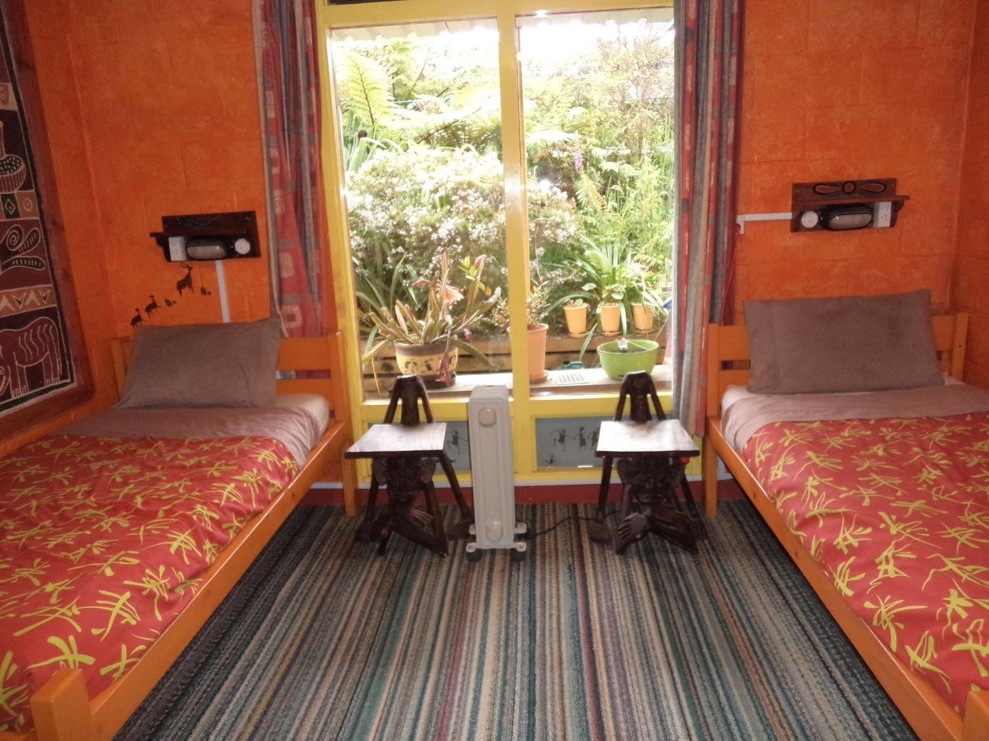 Global Village Travellers Lodge Greymouth Extérieur photo A typical room at the hostel