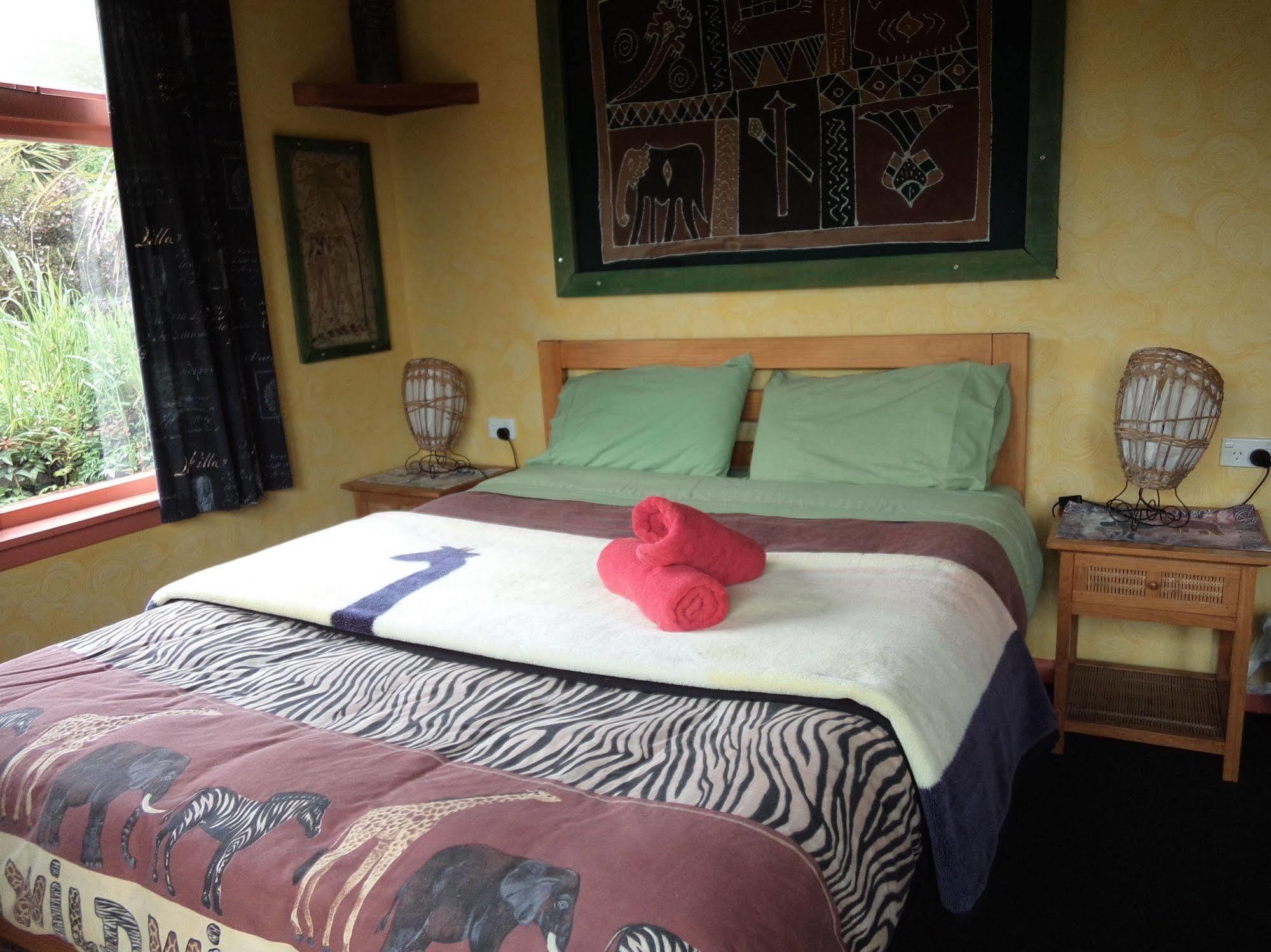 Global Village Travellers Lodge Greymouth Extérieur photo A bedroom at the lodge