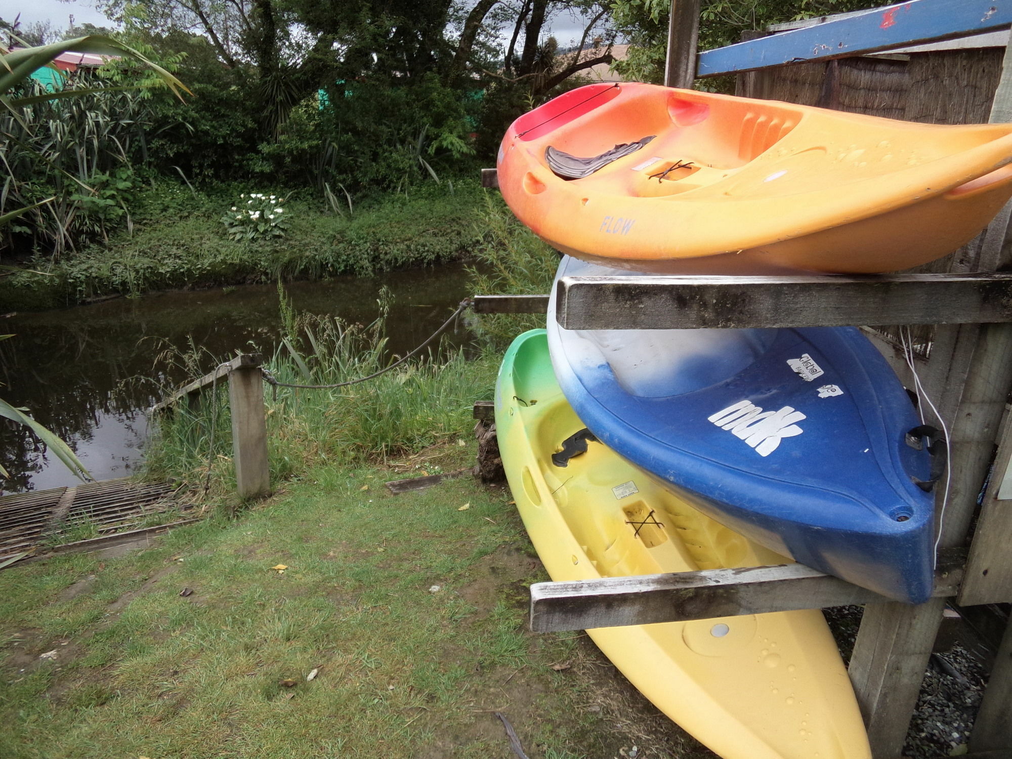 Global Village Travellers Lodge Greymouth Extérieur photo Kayaks at the start of the trip at the boat ramp at the end of the road